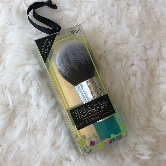 real techniques mini blush brush